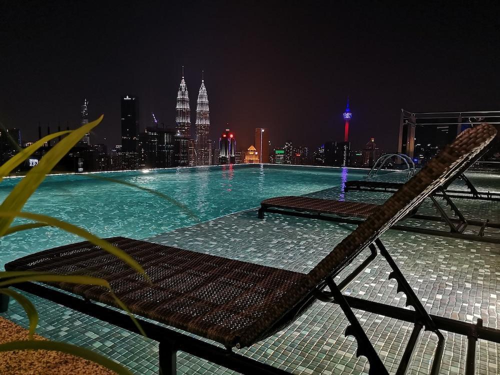 Expressionz Professional Suites By Mykey Kuala Lumpur Buitenkant foto The swimming pool at the rooftop of Traders Hotel