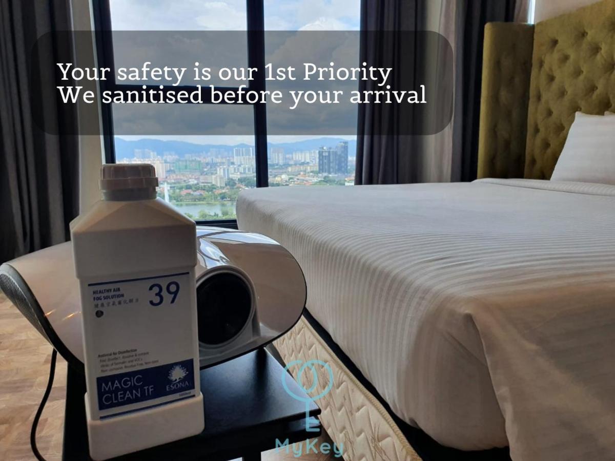 Expressionz Professional Suites By Mykey Kuala Lumpur Buitenkant foto A hotel room in Malaysia with a bottle of hand sanitizer