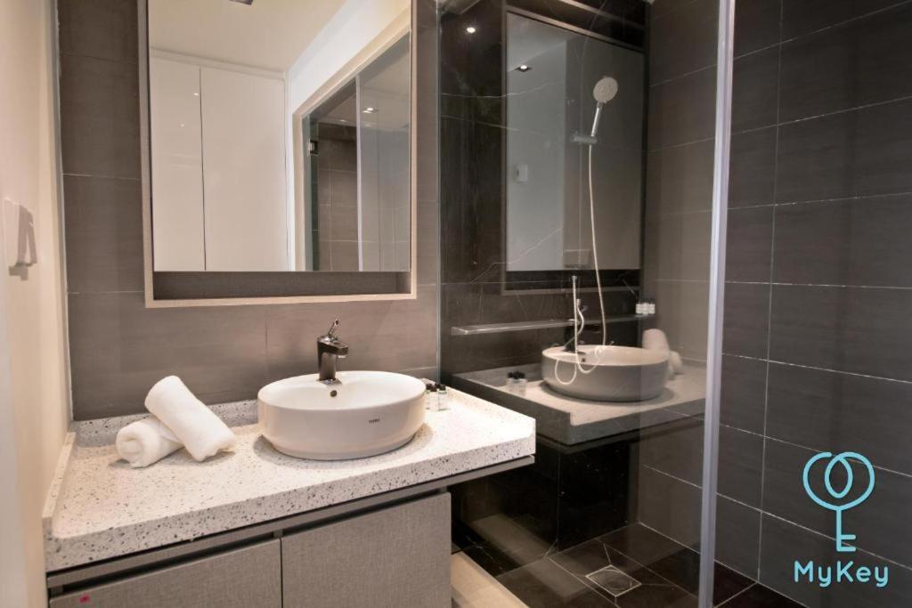 Expressionz Professional Suites By Mykey Kuala Lumpur Buitenkant foto Bathroom
