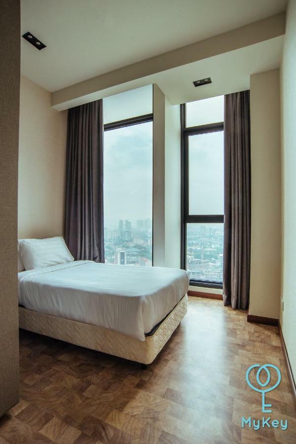 Expressionz Professional Suites By Mykey Kuala Lumpur Buitenkant foto A bedroom at the hotel
