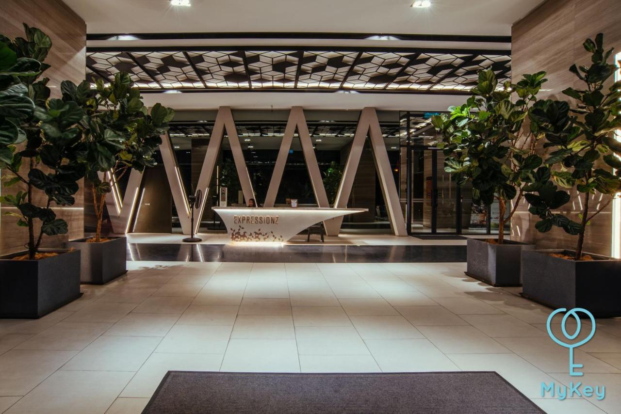 Expressionz Professional Suites By Mykey Kuala Lumpur Buitenkant foto Entrance of the museum
