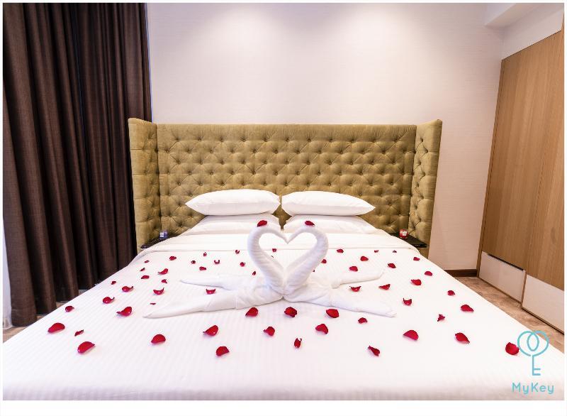 Expressionz Professional Suites By Mykey Kuala Lumpur Buitenkant foto A bed with rose petals